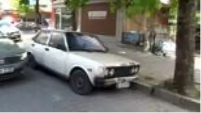Garajının önündeki araba yüzünden 4 yıldır otomobilini park edemiyor