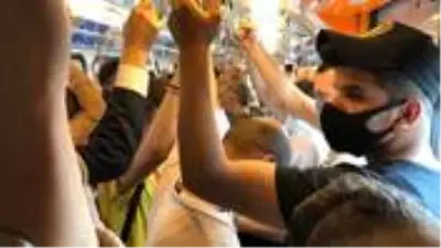 İstanbul'daki metroda yolcular dip dibe seyahat etti İstanbul'daki metroda yolcular dip dibe seyahat etti