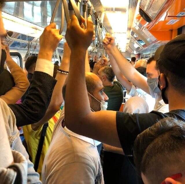 İstanbul'daki metroda yolcular dip dibe seyahat etti İstanbul'daki metroda yolcular dip dibe seyahat etti