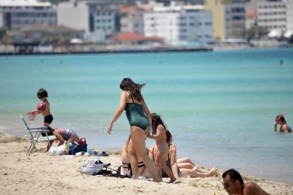 İzmirliler hafta sonu plajları doldurdu
