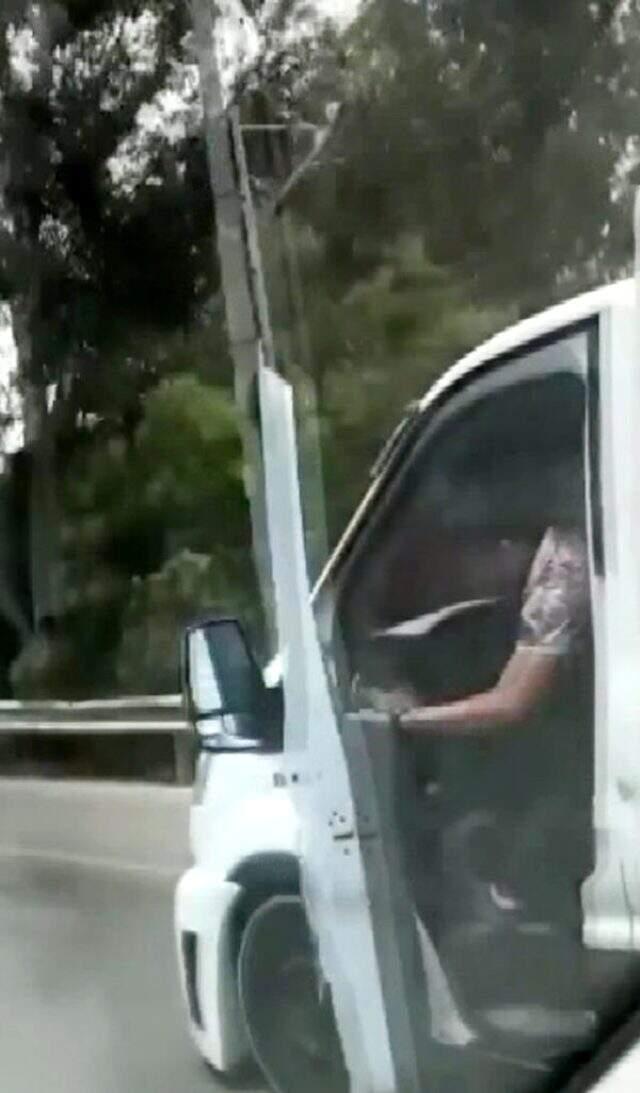 Kamyonet sürücüsü, aracının direksiyonunu bırakıp kapıdan sarkarak el salladı Kamyonet sürücüsü, aracının direksiyonunu bırakıp kapıdan sarkarak el salladı