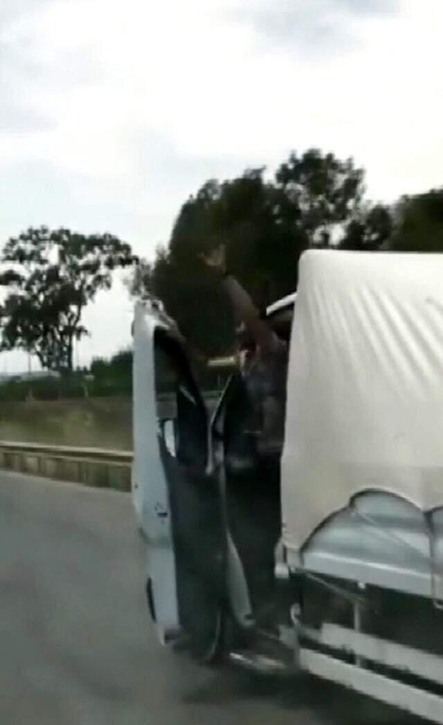 Kamyonet sürücüsü, aracının direksiyonunu bırakıp kapıdan sarkarak el salladı Kamyonet sürücüsü, aracının direksiyonunu bırakıp kapıdan sarkarak el salladı