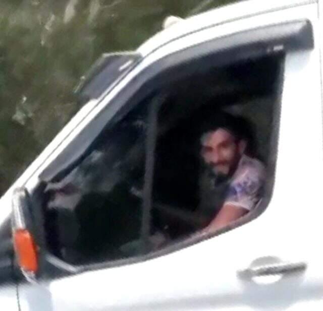 Kamyonet sürücüsü, aracının direksiyonunu bırakıp kapıdan sarkarak el salladı Kamyonet sürücüsü, aracının direksiyonunu bırakıp kapıdan sarkarak el salladı