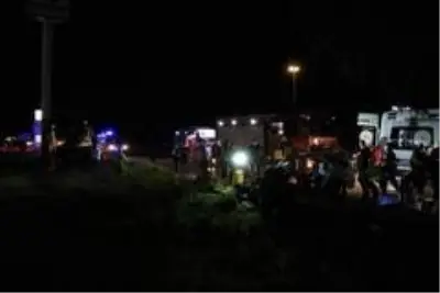 Son dakika... Karşı şeride geçen otomobil yolcu otobüsünün altına girdi: 2 ölü