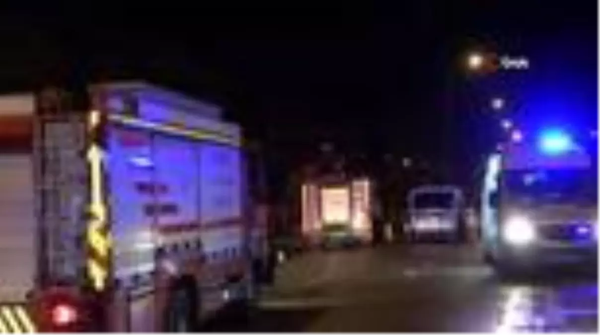 Kontrolden çıkan otomobil yol kenarına bırakılan dorseye çarptı: 2 ölü