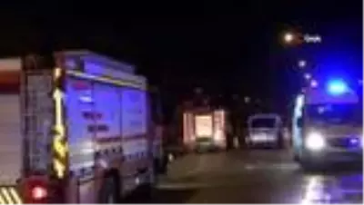 Kontrolden çıkan otomobil yol kenarına bırakılan dorseye çarptı: 2 ölü