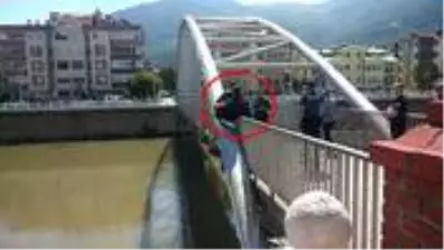 Köprüde intihara kalkışan kişiyi itfaiye eri çekip aldı Köprüde intihara kalkışan kişiyi itfaiye eri çekip aldı