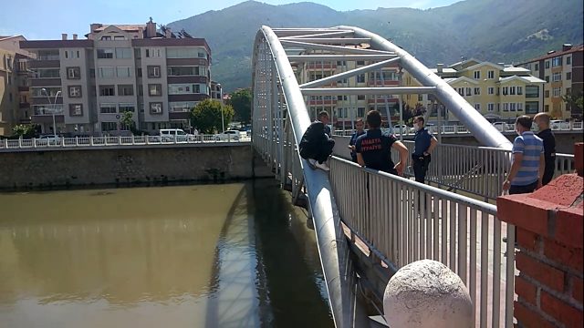 Köprüde intihara kalkışan kişiyi itfaiye eri çekip aldı