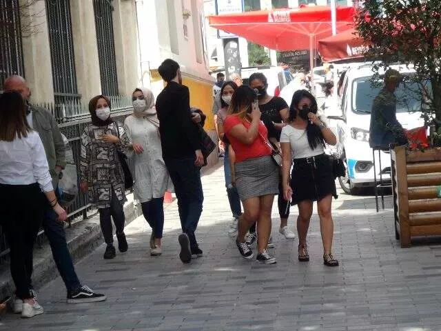 Taksim'de vatandaşlar sosyal mesafe ve maske kuralına uymadı Taksim'de vatandaşlar sosyal mesafe ve maske kuralına uymadı