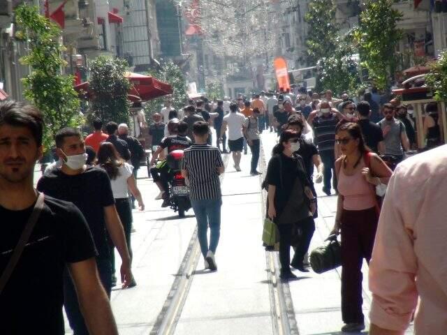 Taksim'de vatandaşlar sosyal mesafe ve maske kuralına uymadı Taksim'de vatandaşlar sosyal mesafe ve maske kuralına uymadı
