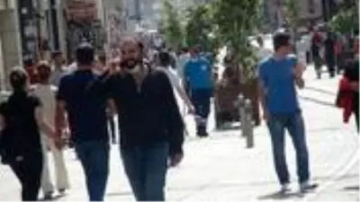 Taksim'de vatandaşlar sosyal mesafe ve maske kuralına uymadı Taksim'de vatandaşlar sosyal mesafe ve maske kuralına uymadı