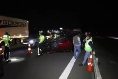 TEM'de bariyerlere çarpan otomobil takla attı: 5 yaralı