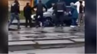 Ukrayna'da yolcular 'maske tak' uyarısı yapan vatmanı darp etti Ukrayna'da yolcular 'maske tak' uyarısı yapan vatmanı darp etti