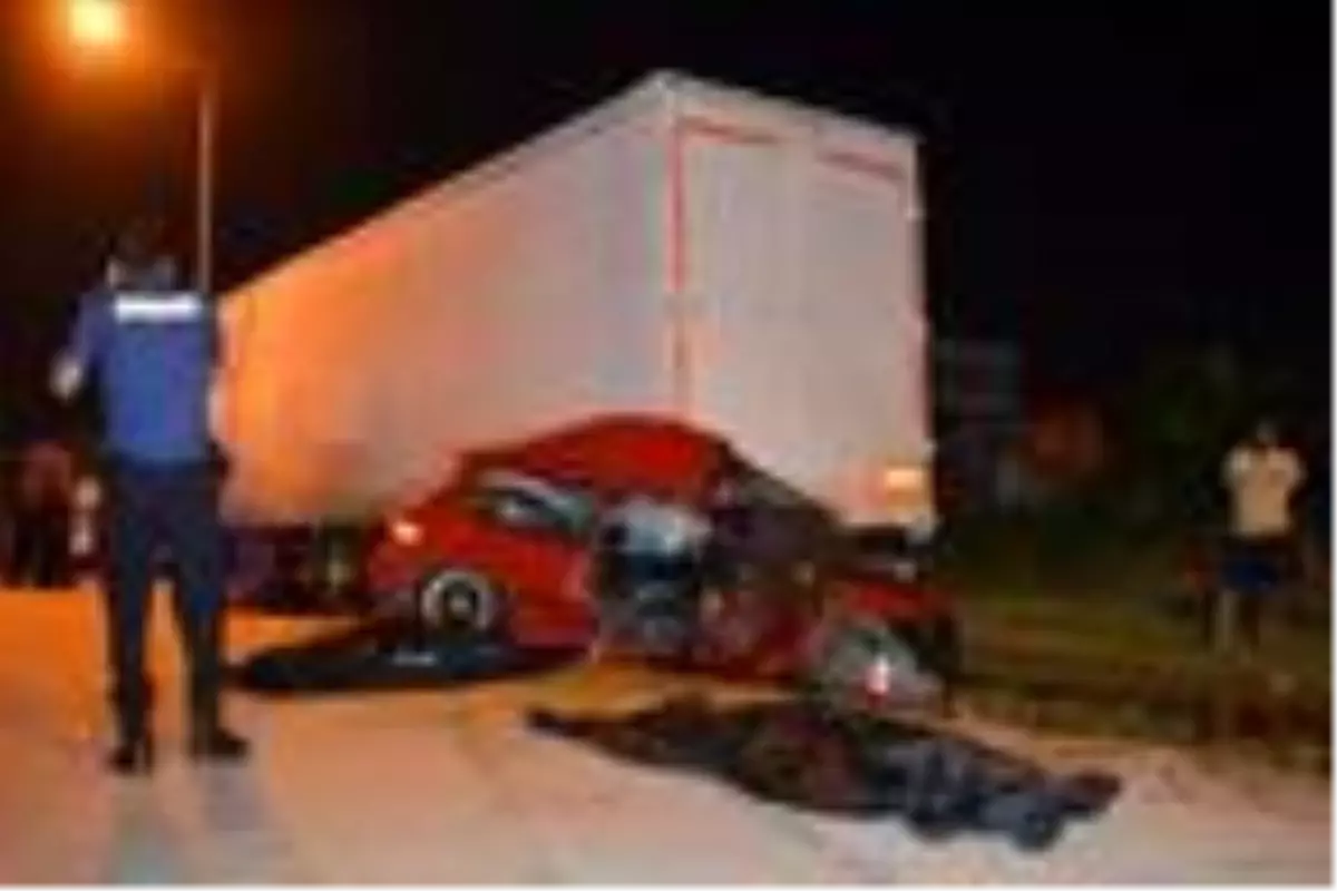 Yol kenarındaki dorseye çarpan otomobildeki 2 kişi, öldü