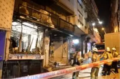 4 katlı binayı saran yangında 2 kişi mahsur kaldı 4 katlı binayı saran yangında 2 kişi mahsur kaldı
