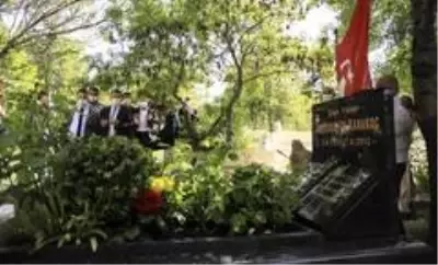 Abdurrahim Karakoç vefatının 8. yılında kabri başında anıldı Abdurrahim Karakoç vefatının 8. yılında kabri başında anıldı