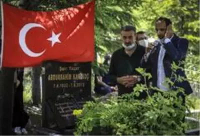Abdurrahim Karakoç vefatının 8. yılında kabri başında anıldı Abdurrahim Karakoç vefatının 8. yılında kabri başında anıldı
