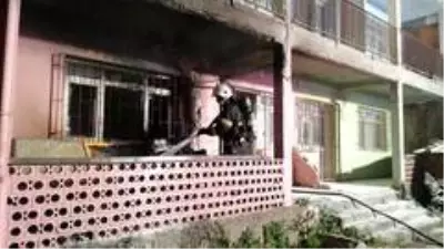 Alevlere teslim olan ev kullanılmaz hale geldi