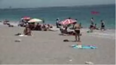 ANTALYA Sahilde sosyal mesafeli deniz keyfi ANTALYA Sahilde sosyal mesafeli deniz keyfi