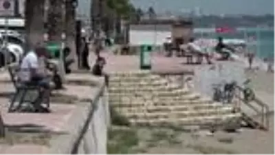 ANTALYA Sahilde sosyal mesafeli deniz keyfi ANTALYA Sahilde sosyal mesafeli deniz keyfi