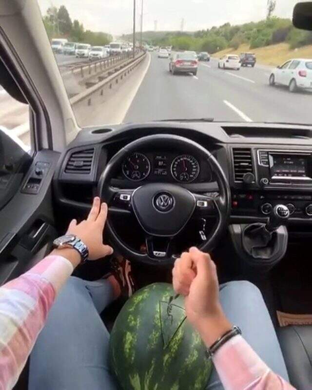 Araç sürerken karpuz yiyen sürücü yakalandı
