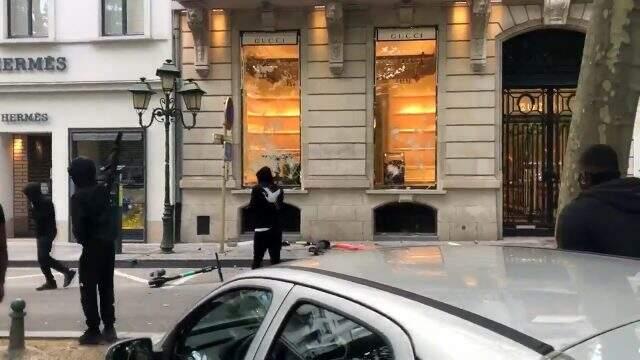 Avrupa Birliği'nin merkezi olan kentteki lüks mağazalar yağmalandı Avrupa Birliği'nin merkezi olan kentteki lüks mağazalar yağmalandı