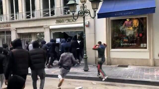 Avrupa Birliği'nin merkezi olan kentteki lüks mağazalar yağmalandı Avrupa Birliği'nin merkezi olan kentteki lüks mağazalar yağmalandı
