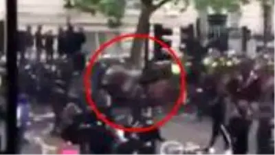 George Floyd protestolarında ilginç anlar! Polisi üstünden atan at, eylemcilerin arasına daldı George Floyd protestolarında ilginç anlar! Polisi üstünden atan at, eylemcilerin arasına daldı