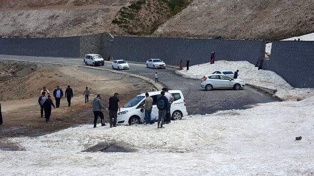 Haziran ayında göle gitmek isteyenler, karda araçlarıyla mahsur kaldı