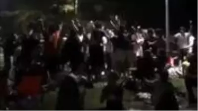 Kadıköy Moda sahilinde korona tedbirlerini hiçe sayan onlarca kişinin müzik eşliğinde oynaması tepki çekti Kadıköy Moda sahilinde korona tedbirlerini hiçe sayan onlarca kişinin müzik eşliğinde oynaması tepki çekti