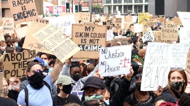 Londra'da binlerce kişi, George Floyd'un ölümünü protesto etmek için ABD Büyükelçiliği'ne yürüdü Londra'da binlerce kişi, George Floyd'un ölümünü protesto etmek için ABD Büyükelçiliği'ne yürüdü