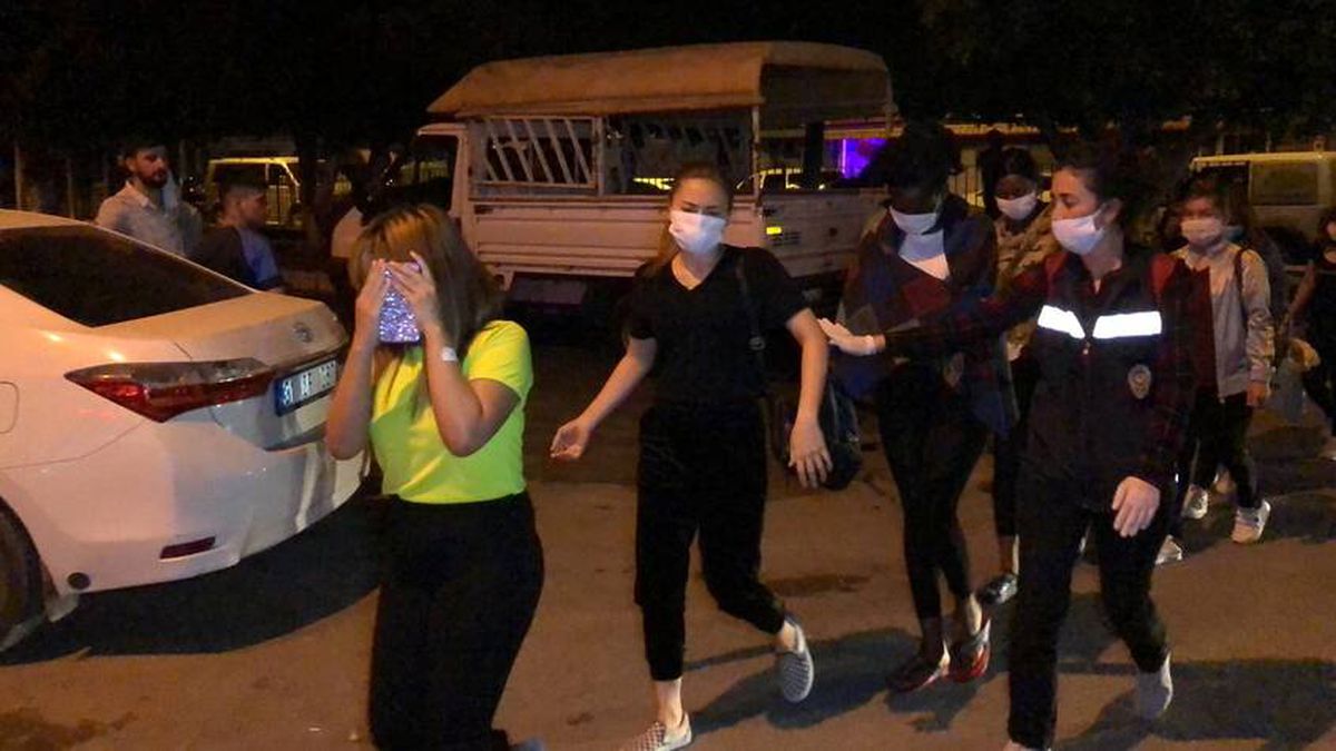Hatay'da masaj salonlarına yapılan baskınlarda 21 kadın gözaltına alındı