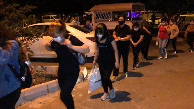 Masaj salonlarına yapılan baskınlarda 21 kadın gözaltına alındı Masaj salonlarına yapılan baskınlarda 21 kadın gözaltına alındı