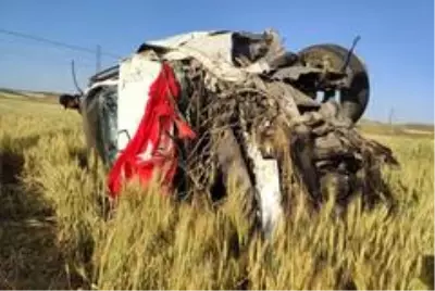 Otomobil tarlaya uçtu: 3 yaralı Otomobil tarlaya uçtu: 3 yaralı