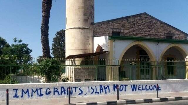 Rumlardan son bir haftada ikinci provokasyon! Bu kez camiye Bizans bayrağı astılar