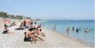 Sahilde sosyal mesafeli deniz keyfi Sahilde sosyal mesafeli deniz keyfi