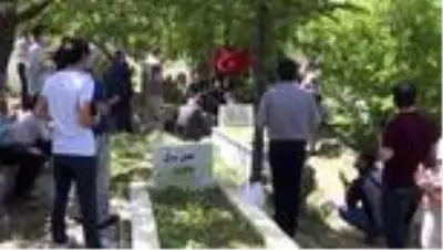Son dakika haber... Şair ve yazar Abdürrahim Karakoç, vefatının 8. yılında kabri başında anıldı (1) Son dakika haber... Şair ve yazar Abdürrahim Karakoç, vefatının 8. yılında kabri başında anıldı (1)