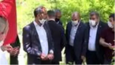 Şair ve yazar Abdürrahim Karakoç, vefatının 8. yılında kabri başında anıldı (2) Şair ve yazar Abdürrahim Karakoç, vefatının 8. yılında kabri başında anıldı (2)