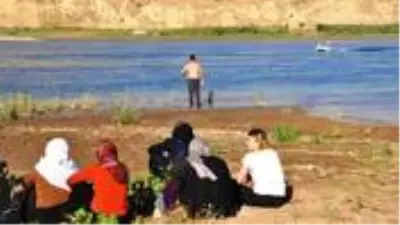 Serinlemek için nehre giren iki kardeşten biri boğuldu, diğeri kayboldu Serinlemek için nehre giren iki kardeşten biri boğuldu, diğeri kayboldu