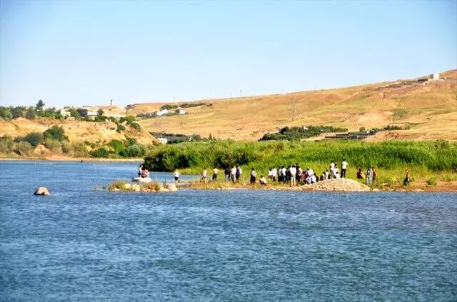 Serinlemek için nehre giren iki kardeşten biri boğuldu, diğeri kayboldu Serinlemek için nehre giren iki kardeşten biri boğuldu, diğeri kayboldu