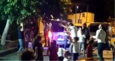 Sosyal mesafeyi hiçe sayarak asker eğlencesi yaptılar