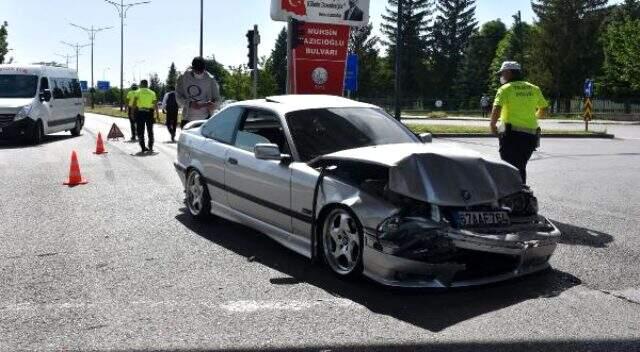 Takla atan otomobildeki iki kişi, yara almadan araçtan çıktı Takla atan otomobildeki iki kişi, yara almadan araçtan çıktı