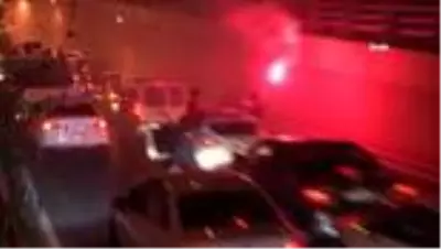 Virüsü unuttular, yolu kapatıp oyun havası oynadılar