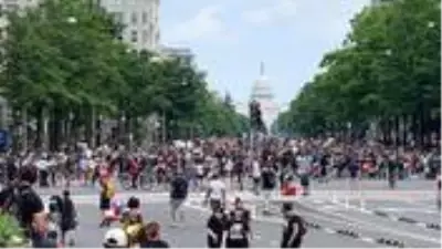 Beyaz Saray önündeki Floyd protestosuna binlerce kişi katıldı Beyaz Saray önündeki Floyd protestosuna binlerce kişi katıldı