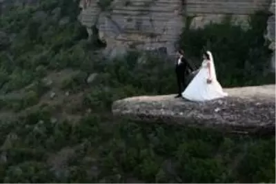 Son Dakika: 100 metre yükseklikteki 'taş terasta' düğün fotoğrafı çektirdiler Son Dakika: 100 metre yükseklikteki 'taş terasta' düğün fotoğrafı çektirdiler