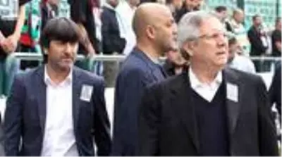 2010/11 sezonu tartışmalarıyla ilgili Aziz Yıldırım'dan ilk yorum: Bu kargaşaya alet olmak istemiyorum 2010/11 sezonu tartışmalarıyla ilgili Aziz Yıldırım'dan ilk yorum: Bu kargaşaya alet olmak istemiyorum