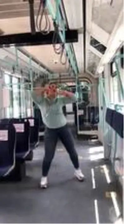 Boş bulduğu tramvayda zumba yaptı