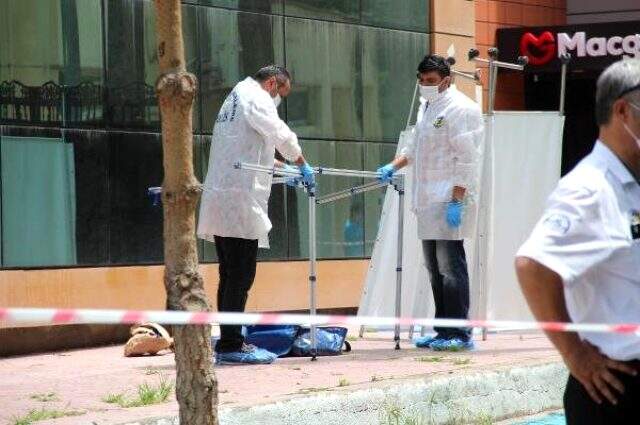 Çatıdan düşüp hayatını kaybeden işçinin yakınları sinir krizi geçirdi