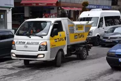 Cumhuriyet Caddesini çöp taksiler temizliyor Cumhuriyet Caddesini çöp taksiler temizliyor