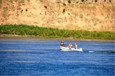 Dicle Nehrinde kaybolan gencin cansız bedenine ulaşıldı Dicle Nehrinde kaybolan gencin cansız bedenine ulaşıldı